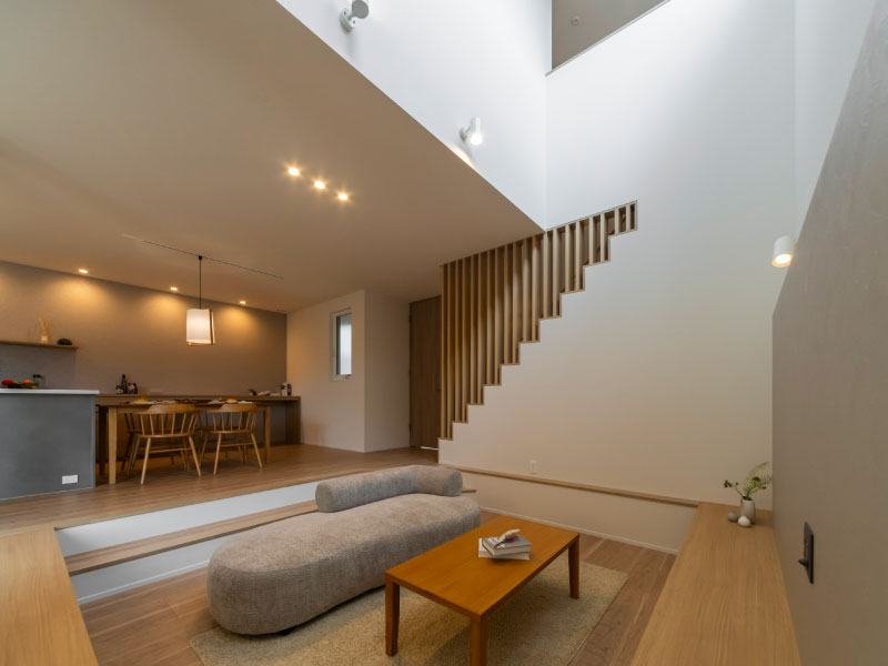 冬頭町の吹き抜けとダウンフロアがある1.5階建てモデルハウス